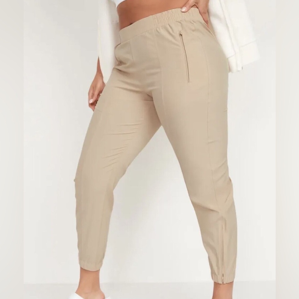 Old Navy Mid-Rise StretchTech Joggers in Tan Size XS
